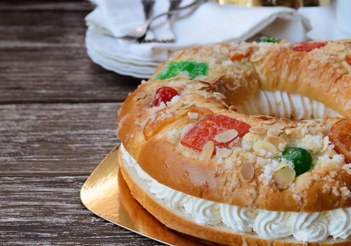 Roscón de Reyes con relleno de nata.