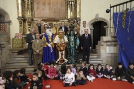 Los Reyes Magos, con sus pajes, representantes de la Corporación de Gijón, Por la sonrisa de un niño y Caja Rural de Gijón y los niños a los que entregaron cerca de medio centenar de regalos, en la colegiata.