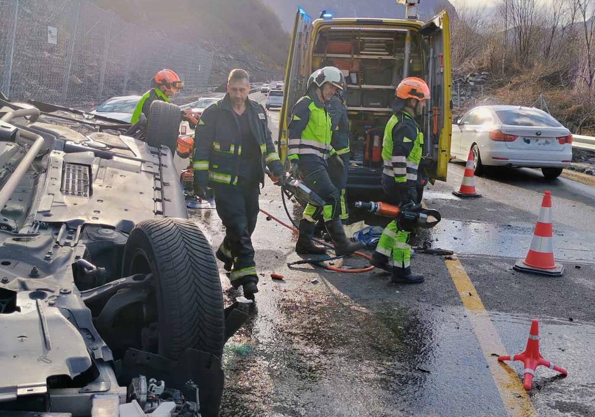 Imagen principal - Un vuelco con cinco heridos, primer accidente grave en el &#039;bypass&#039; de la autopista del Huerna