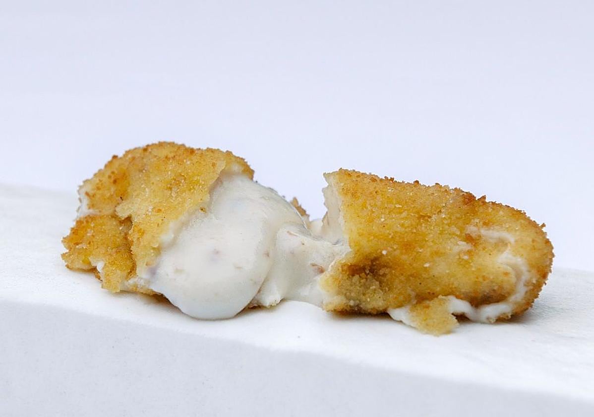 Una croqueta elaborada en El Pandora, en Avilés