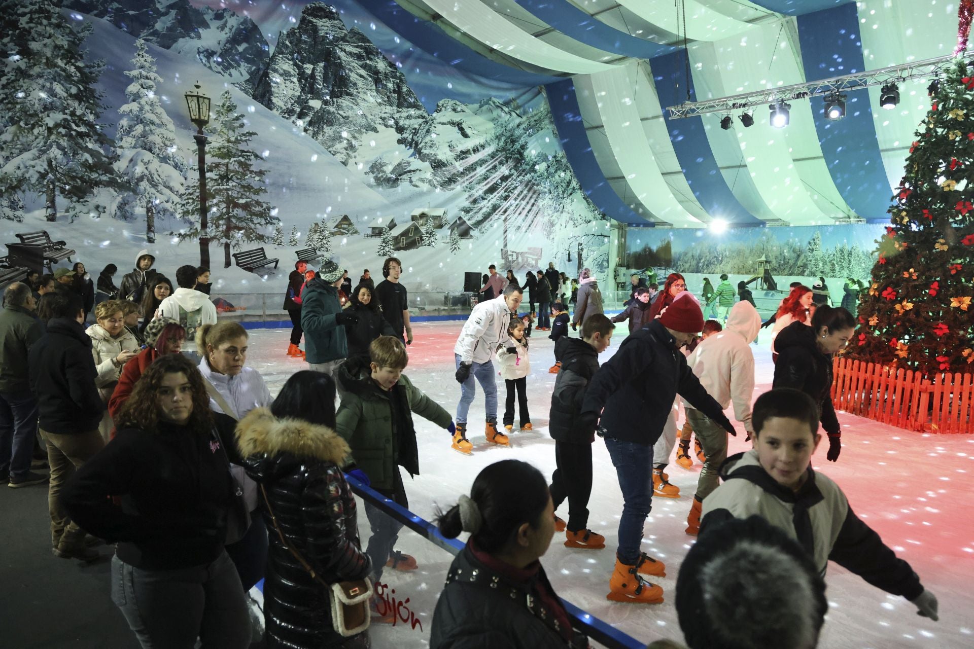 La pista de hielo de Gijón apura sus últimas horas