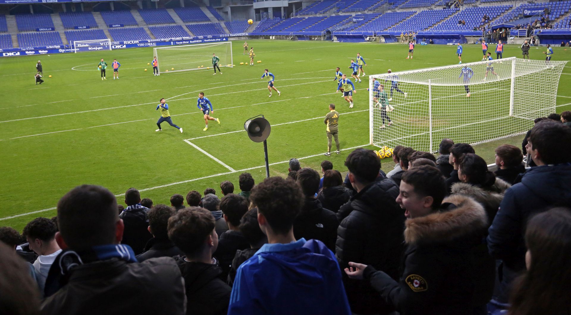 Entrenamiento del Real Oviedo en el día de Reyes mirando al derbi