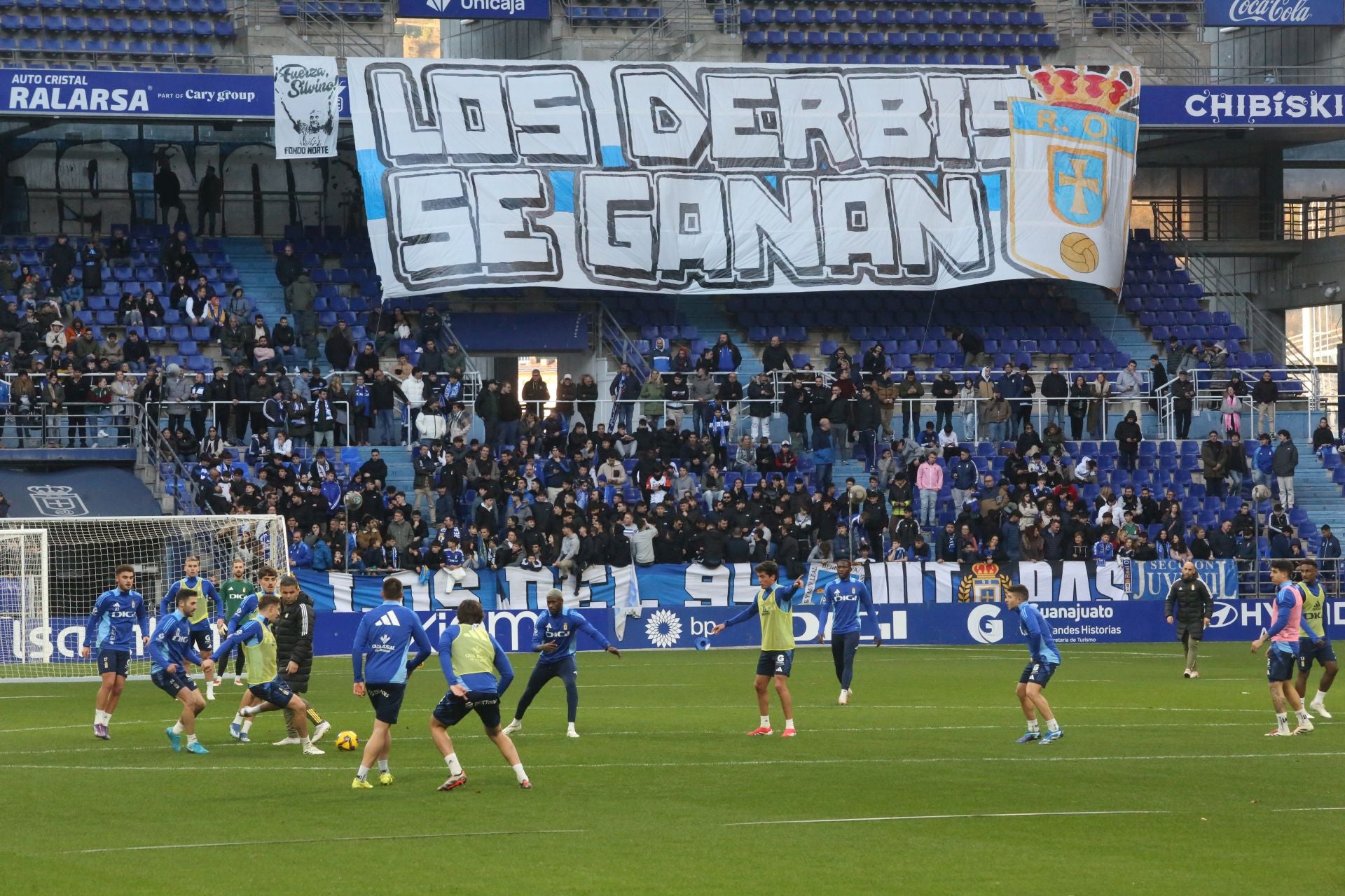 Entrenamiento del Real Oviedo en el día de Reyes mirando al derbi