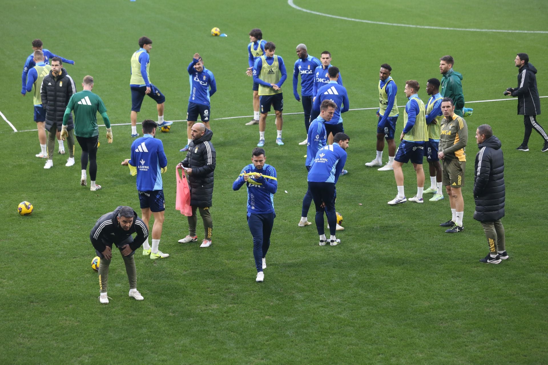 Entrenamiento del Real Oviedo en el día de Reyes mirando al derbi