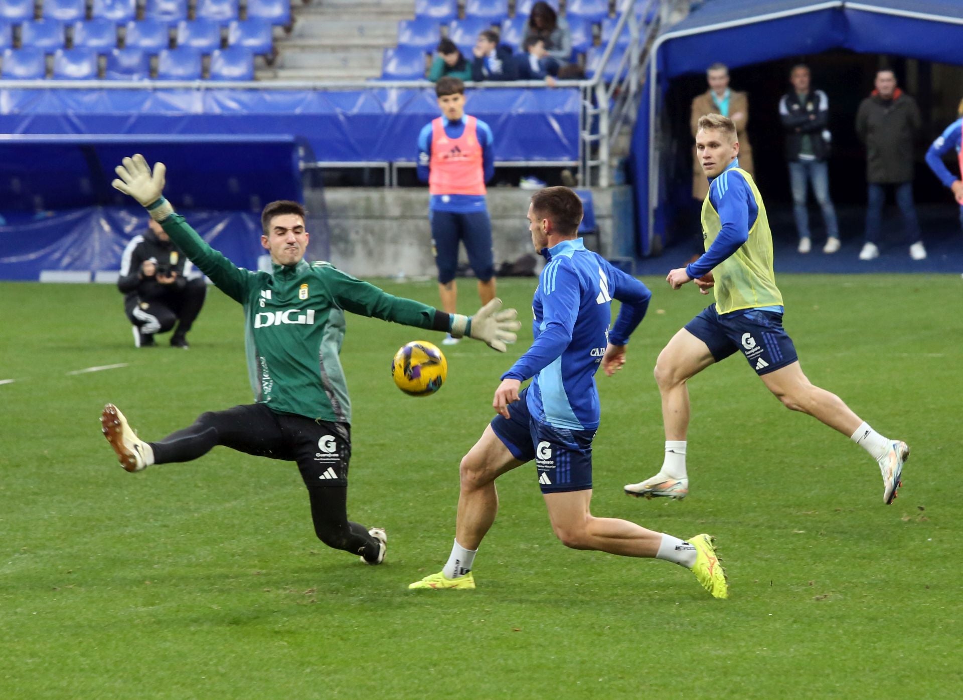 Entrenamiento del Real Oviedo en el día de Reyes mirando al derbi