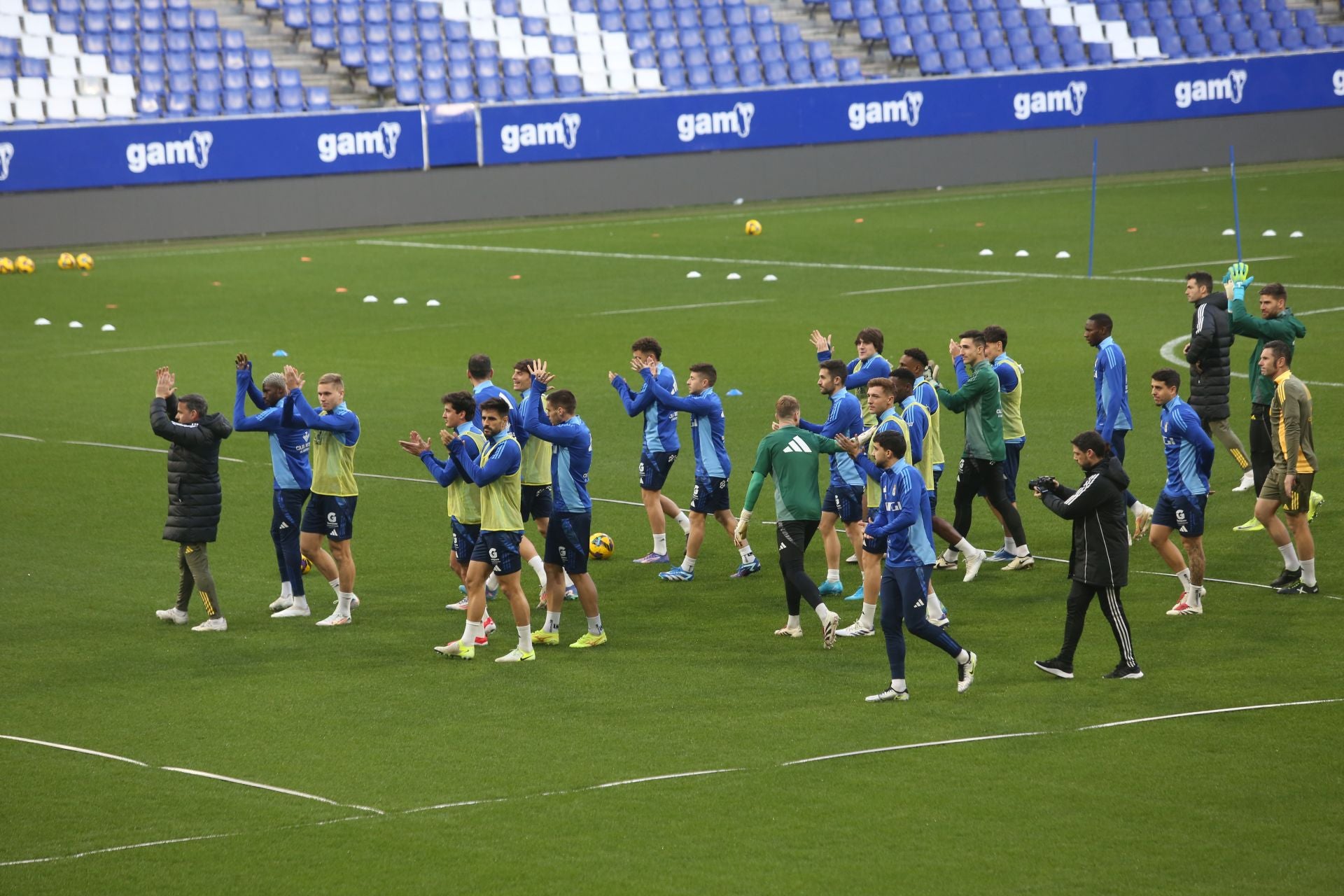 Entrenamiento del Real Oviedo en el día de Reyes mirando al derbi