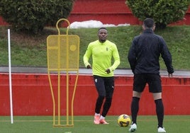 Juan Otero, el viernes pasado, tocando balón con Víctor Campuzano en el campo número 2 de Mareo, durante un entrenamiento del Sporting de Gijón.