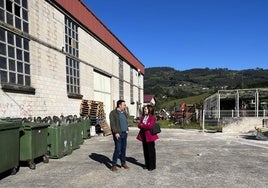 Alejandro Vega y Paz Orviz en la zona donde se construirá el nuevo punto limpio de Villaviciosa.