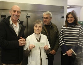 José Antonio Suárez, sor Carmen Lorenzo, José Mariano Flórez y María Velasco en la Cocina Económica de Oviedo.