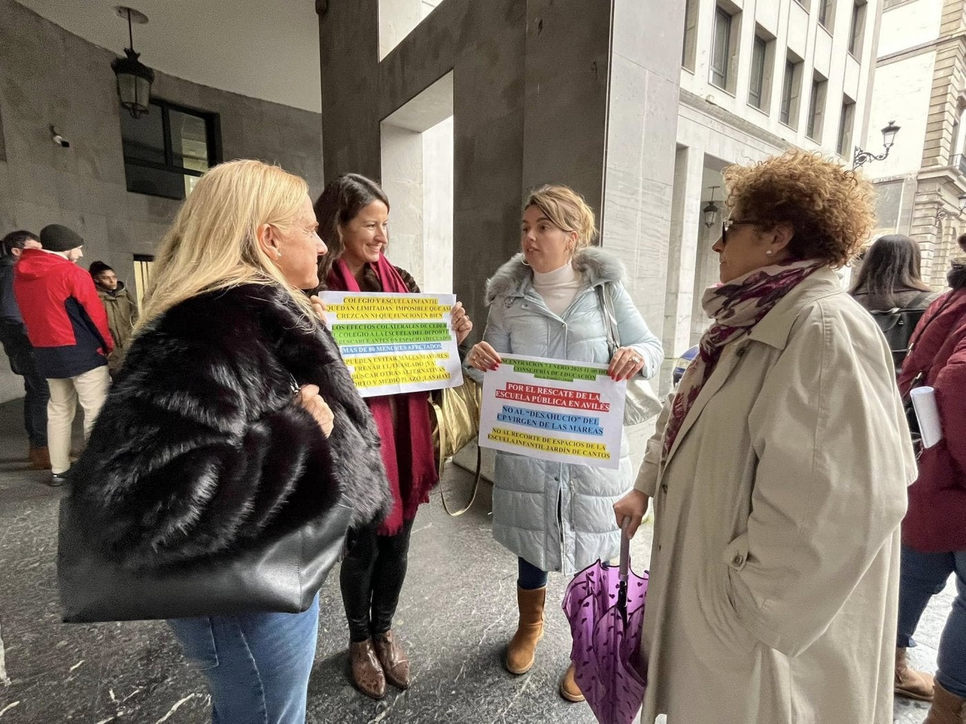 Las diputadas del PP Gloria García Fernández y Susana Fernández se unieron a la concentración de ayer en Oviedo.