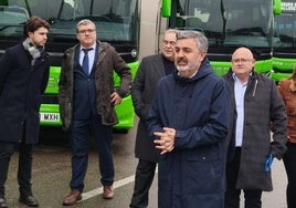 Alejandro Calvo, esta mañana, en Tremañes, donde participó en la presentación de los nuevos vehículos de la flota del Grupo Sanjuán.