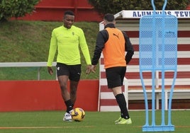 Juan Otero, en el entrenamiento del Sporting de Gijón.