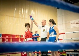 El árbitro da por ganadora a Mercedes García 'Merche' durante un combate por el Campeonato de España de Boxeo.