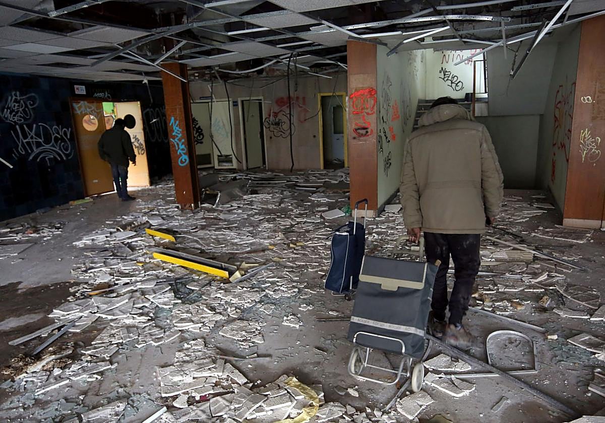 Saqueadores entrando en las instalaciones del viejo HUCA.