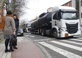 Tráfico de camiones en la avenida del Príncipe de Asturias, en Gijón.