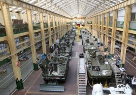 Vehículos blindados en el taller de montajes de la fábrica de armas de Trubia, sede en Asturias de Santa Bárbara Sistemas.