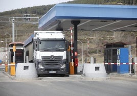 Un camión supera las barreras del peaje de la autopista del Huerna (AP-66).