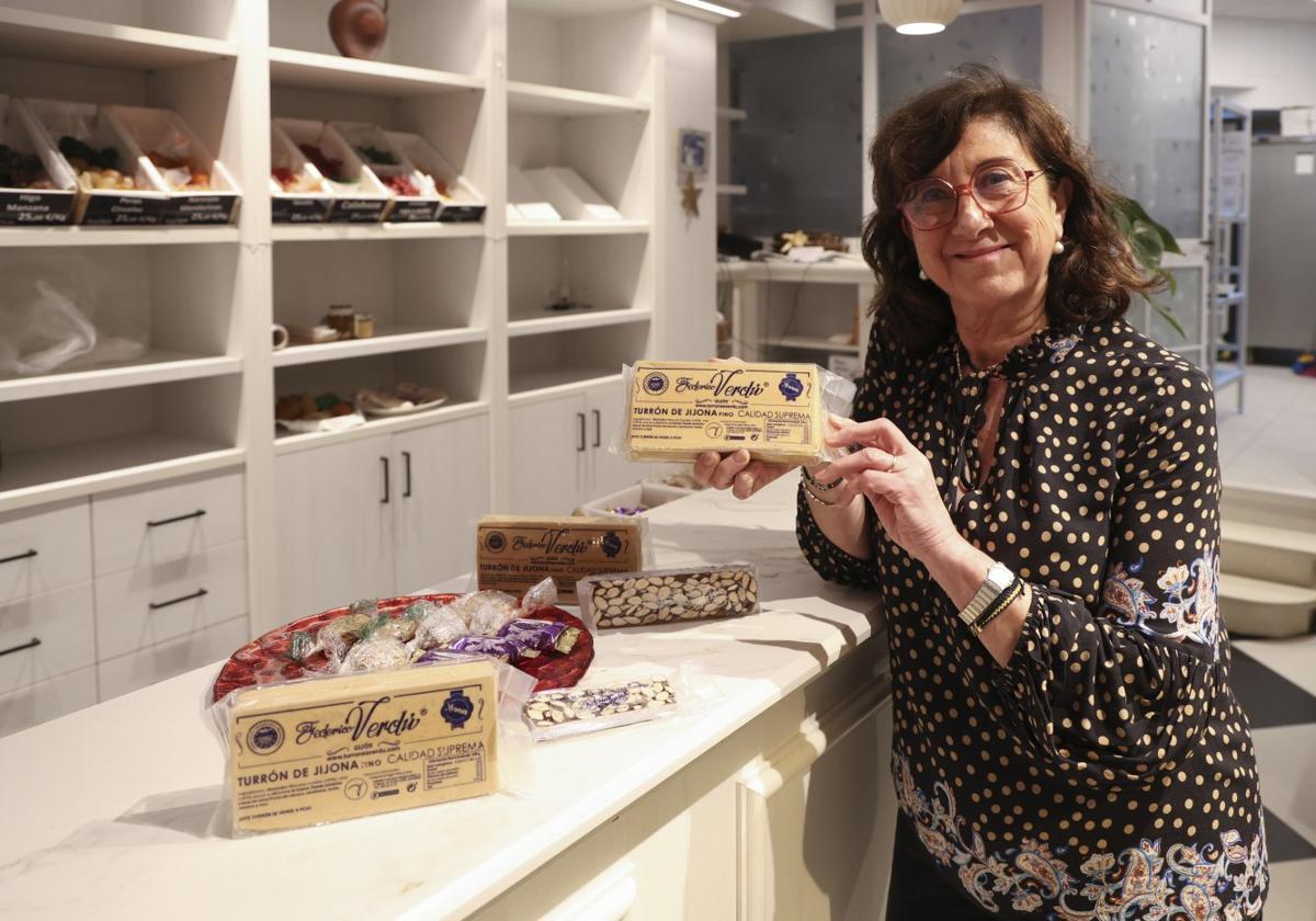 Ángeles Arques, propietaria de Turrones y Helados Federico Verdú, en el mostrador de la tienda.