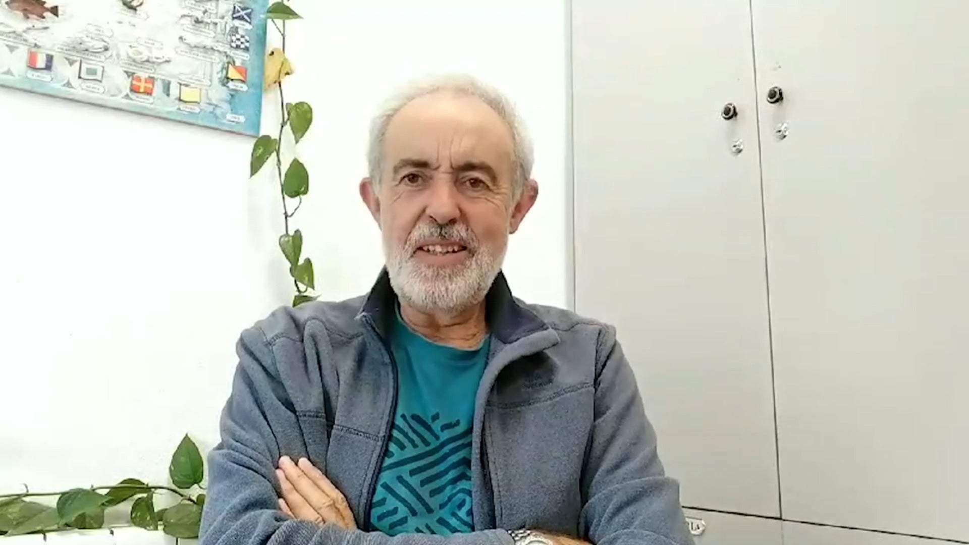 Manuel Cañete, presidente de la Federación de Vecinos de Gijón, felicita a EL COMERCIO