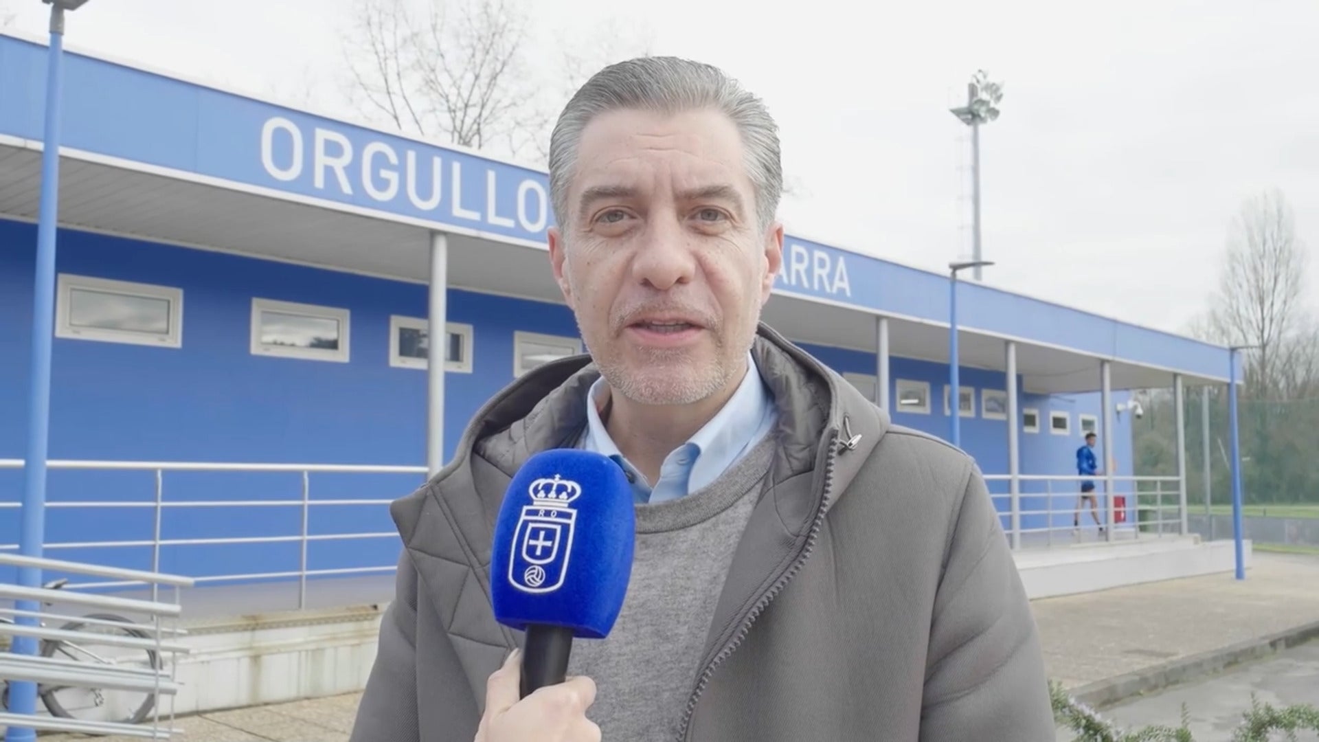 Martín Peláez, presidente del Real Oviedo, felicita a EL COMERCIO