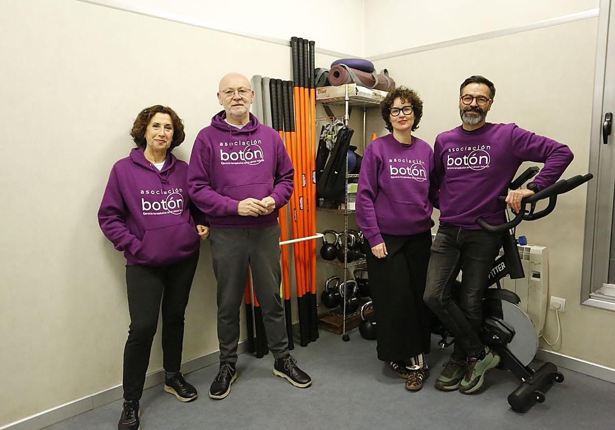 Mercedes González (tesorera), Abel Junquera (vicepresidente), Araceli Gosende (secretaria) y Rubén Menéndez (presidente), miembros de la junta directiva de Botón, en las instalaciones del Hotel Asociaciones.