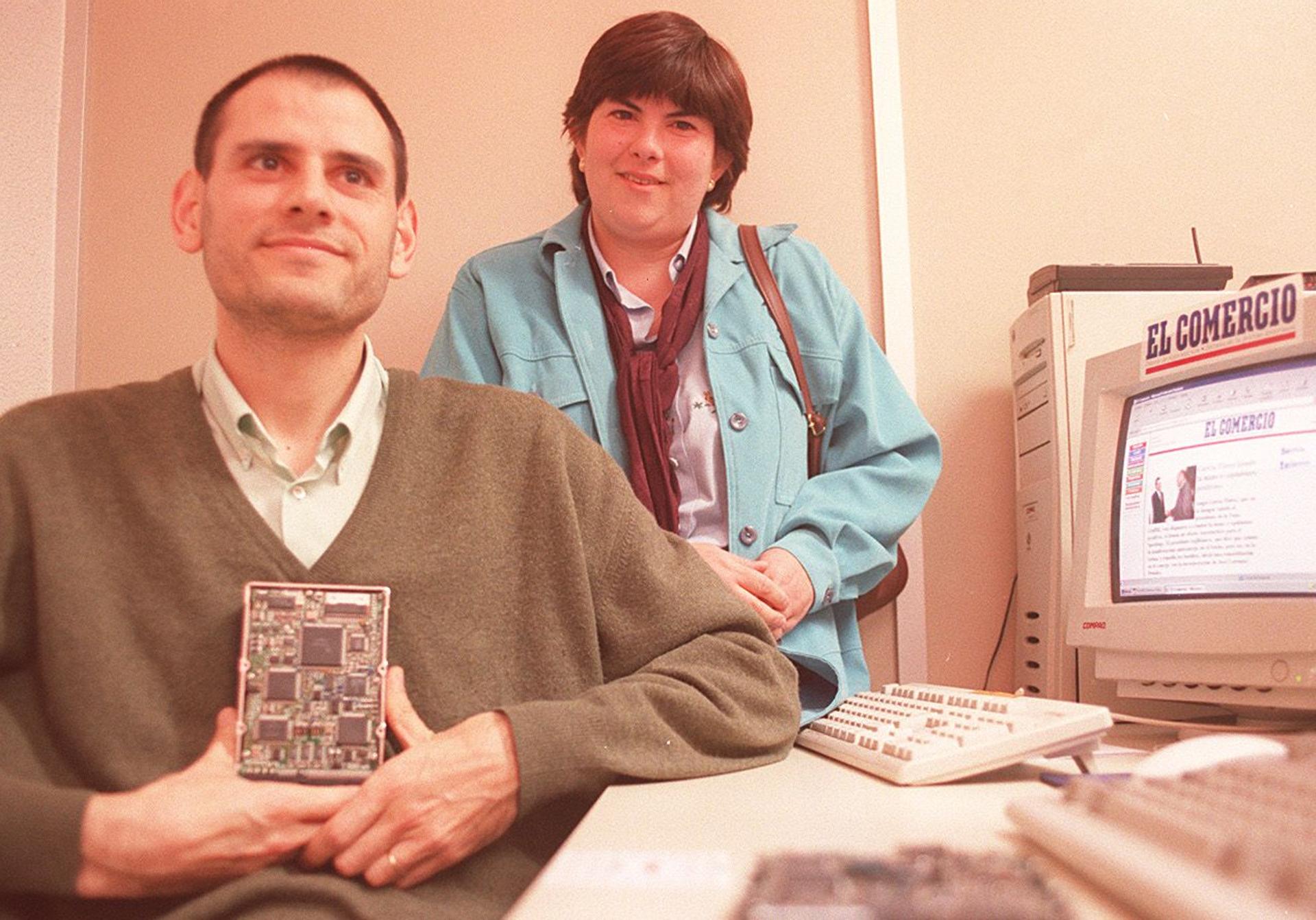 Óscar Fernández Sierra junto a su hermana Marta, en el año 1995