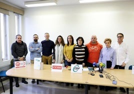 Élida Vázquez, con jersey de rayas, y Hugo Baldajos, con sudadera naranja, con los miembros de los comités de Derechos Sociales y de Hacienda.