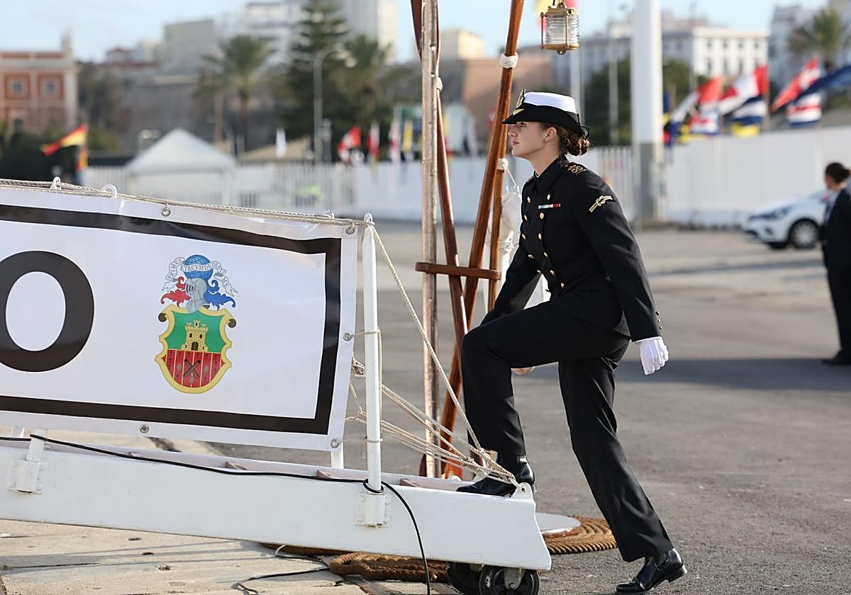 La Princesa Leonor sube al buque escuela Juan Sebastián de Elcano en Cádiz