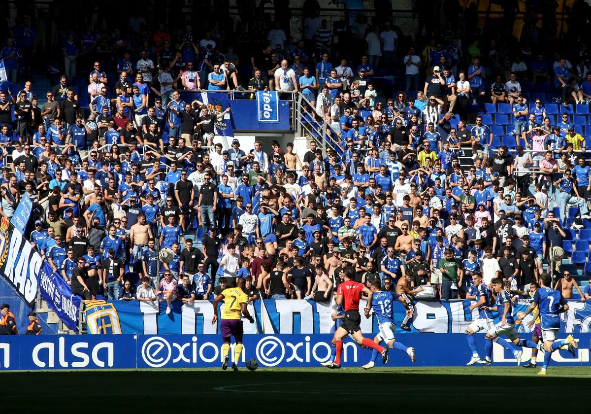 Aficionados en el estadio Carlos Tartiere, donde se disputará el próximo derbi asturiano con el Sporting de Gijón.