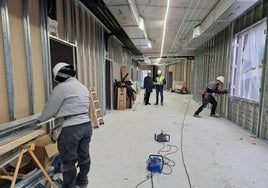 El viceconsejero de Política Sanitaria, Pablo García, ayer, durante su visita a las obras del interior del nuevo centro de salud de Sotrondio.