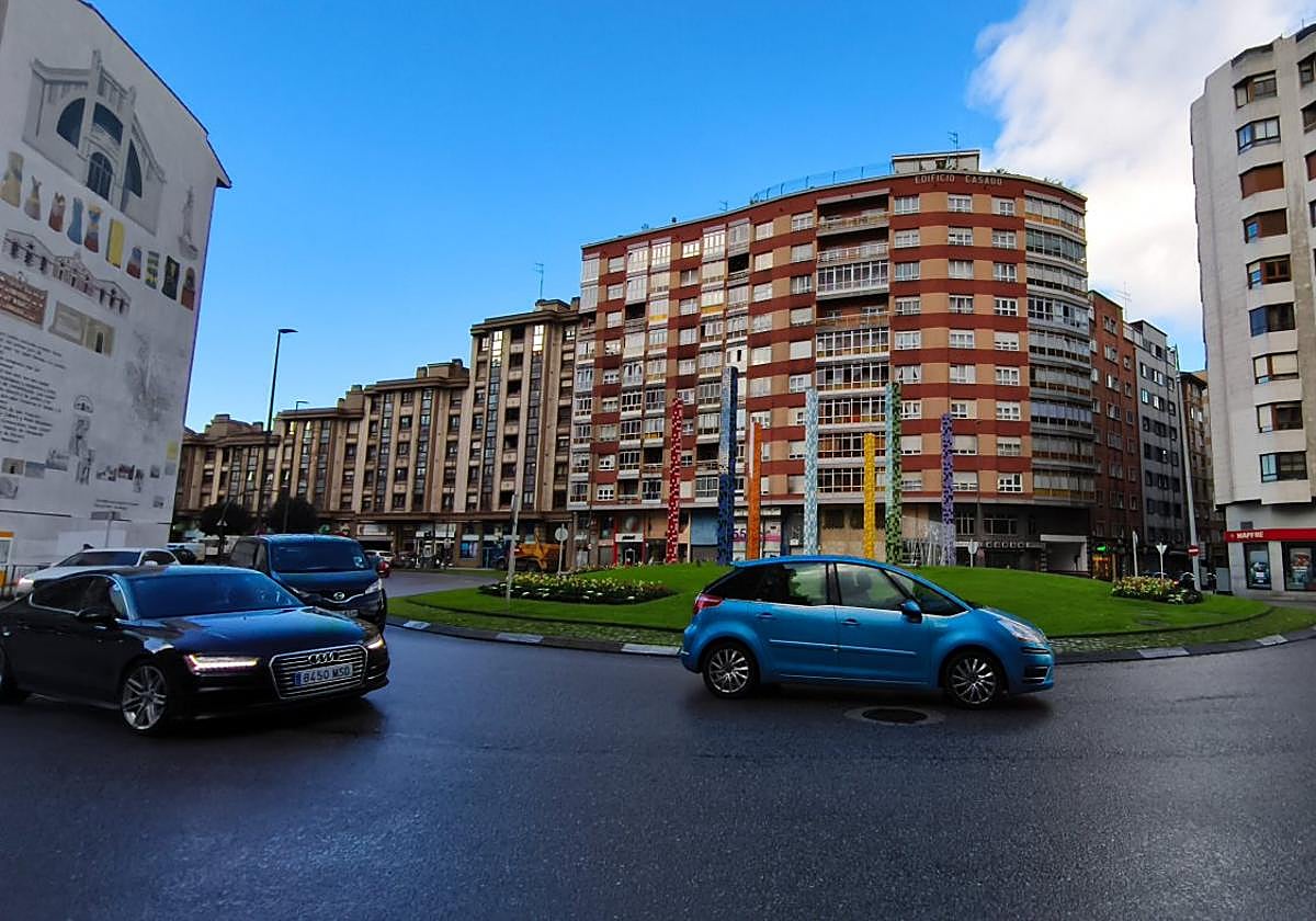 El tráfico en la plaza de Los Oficios de Avilés se traduce en altos niveles de óxidos de nitrógeno y azufre en la estación de Llano Ponte.
