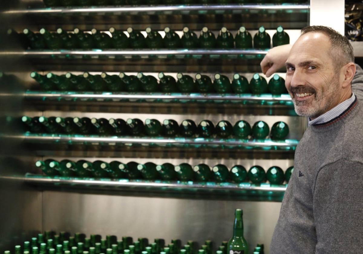 Luis Meana, delante del enfriador de botellas de sidra que tiene en su merendero.