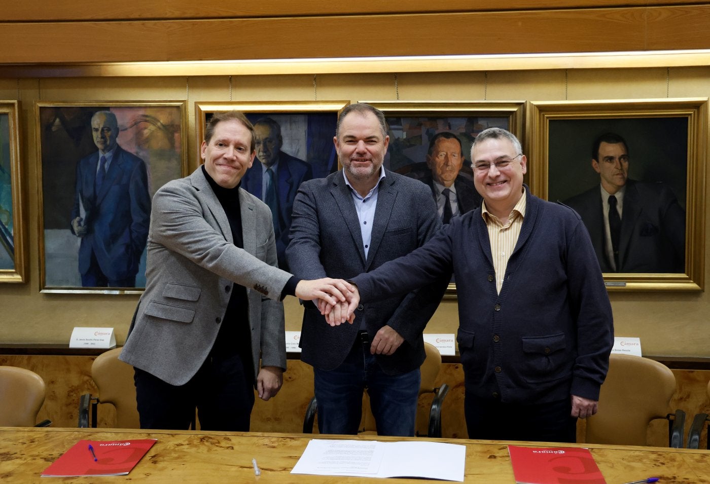Alejandro Rodríguez, Carlos Paniceres y Alberto Fernández Costales tras firmar el convenio.