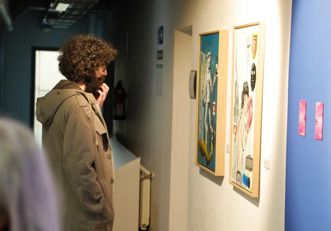 Un visitante de la exposición.