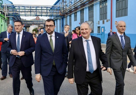 El ministro de Industria, Jordi Hereu, junto al presidente del Principado, Adrián Barbón, en la celebración del 125 aniversario de la compañía en España