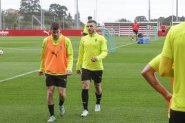 Guille Rosas y Víctor Campuzano, en un entrenamiento con el Sporting.