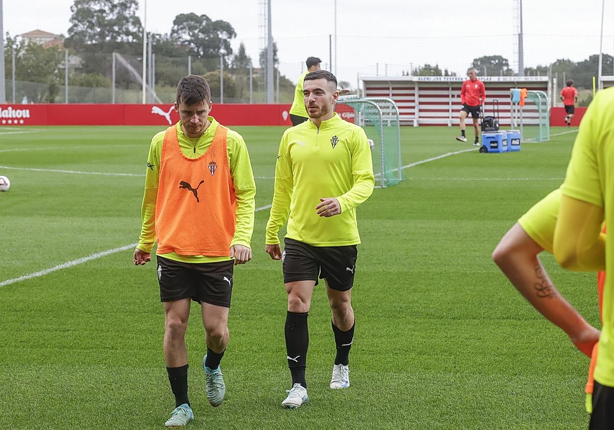 Guille Rosas y Víctor Campuzano, en un entrenamiento con el Sporting.