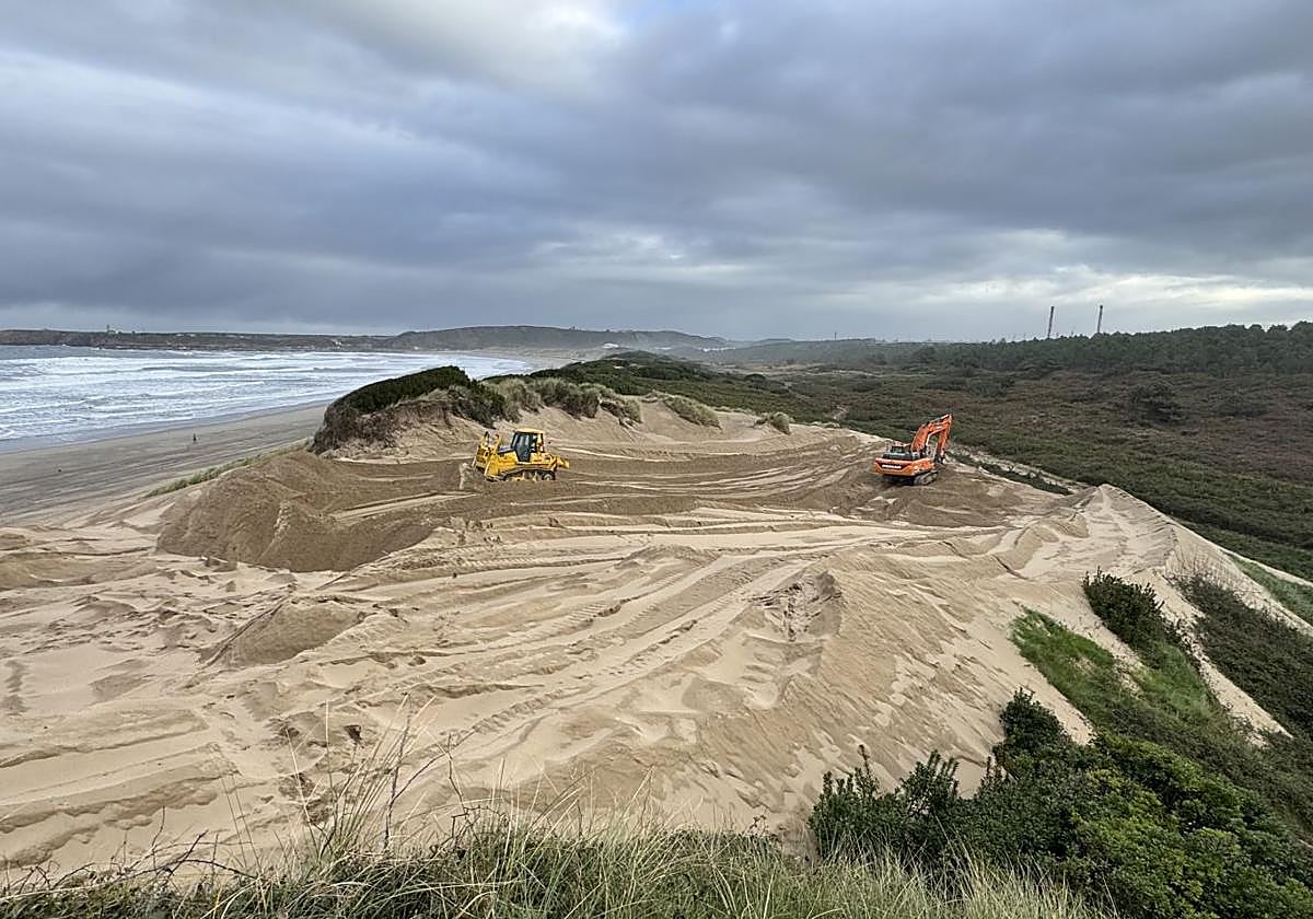 Intervención en las dunas del Espartal, en Castrillón.