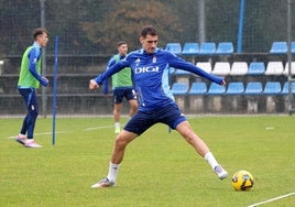 Dani Calvo, en un entrenamiento del Real Oviedo.