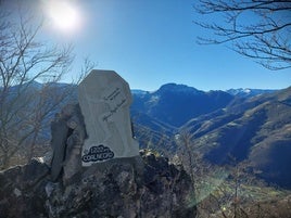 Cumbre del pico Coalnegro, al que se llega desde Felechosa tras andar 10 kilómetros largos de bosque y senderos encantadores visitando dos guapas e imponentes cascadas