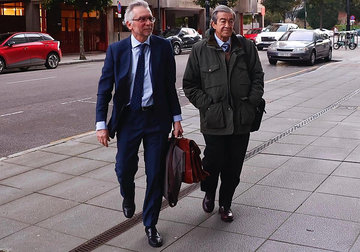 Francisco Álvarez-Cascos, a su llegada a la Audiencia Provincial para la segunda sesión del juicio contra él por apropiación indebida.