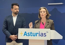 Cuca Gamarra, en la sede regional del PP, junto al presidente regional del partido, Álvaro Queipo.