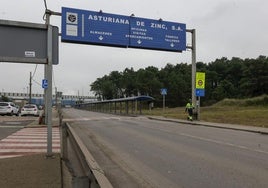 Imagen del vial de acceso a las instalaciones de Asturiana de Zinc en San Juan de Nieva.