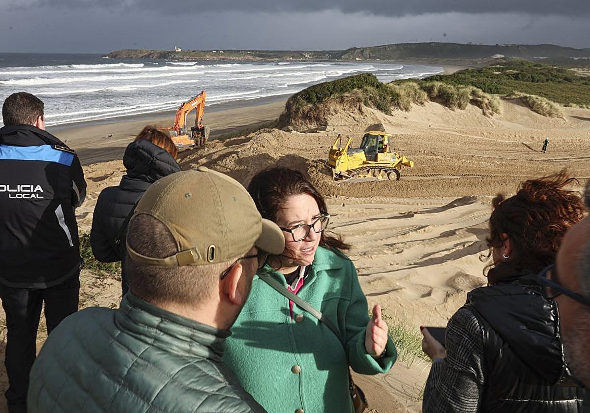 La concejala de Castrillón Nuria González-Nuevo, junto a otros ediles, habla con el jefe de Costas en Asturias, Fernando Torre, ayer delante de la zona de trabajo en las dunas del Espartal.