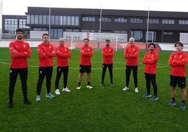 El cuerpo técnico del Sporting de Gijón. Desde la izquierda, Carlos Castroagudín, el psicólogo Javier Antuña, Jorge Sariego, Iván Cabezudo, Rubén Albés, Toni Madrigal, Pablo Gómez y Caco Morán.