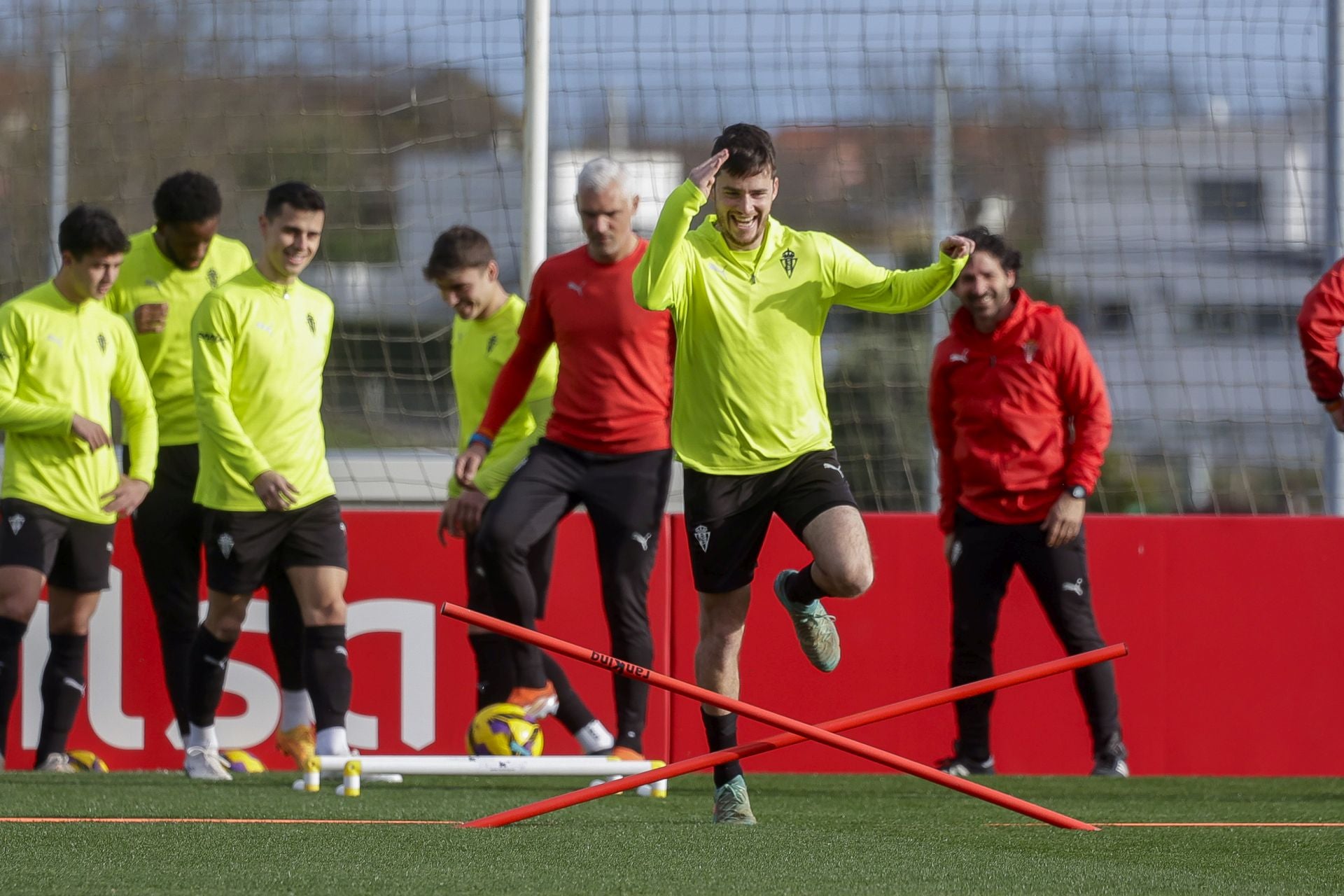 El último entrenamiento del Sporting de Gijón antes del derbi, en fotos