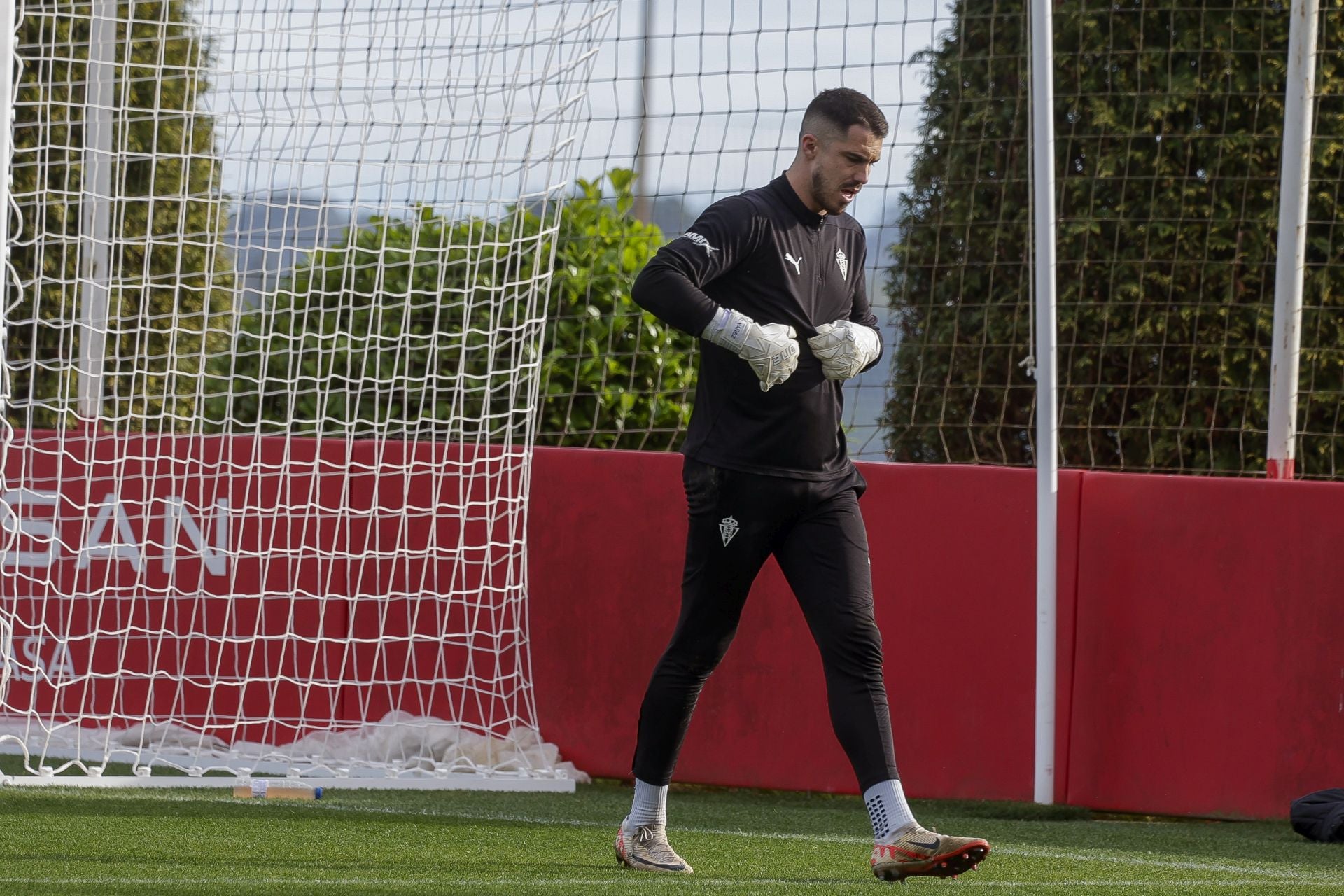 El último entrenamiento del Sporting de Gijón antes del derbi, en fotos