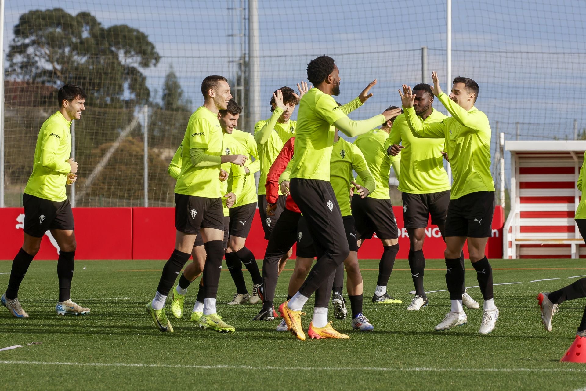 El último entrenamiento del Sporting de Gijón antes del derbi, en fotos