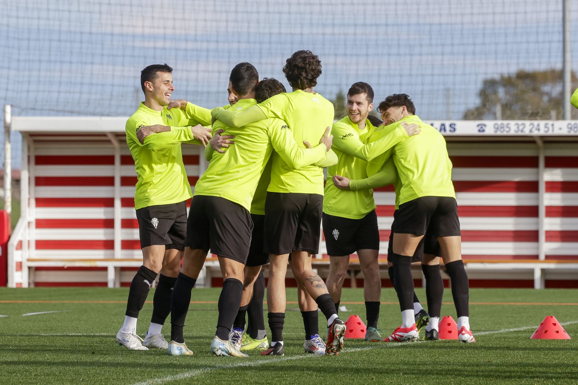 El último entrenamiento del Sporting de Gijón antes del derbi, en fotos