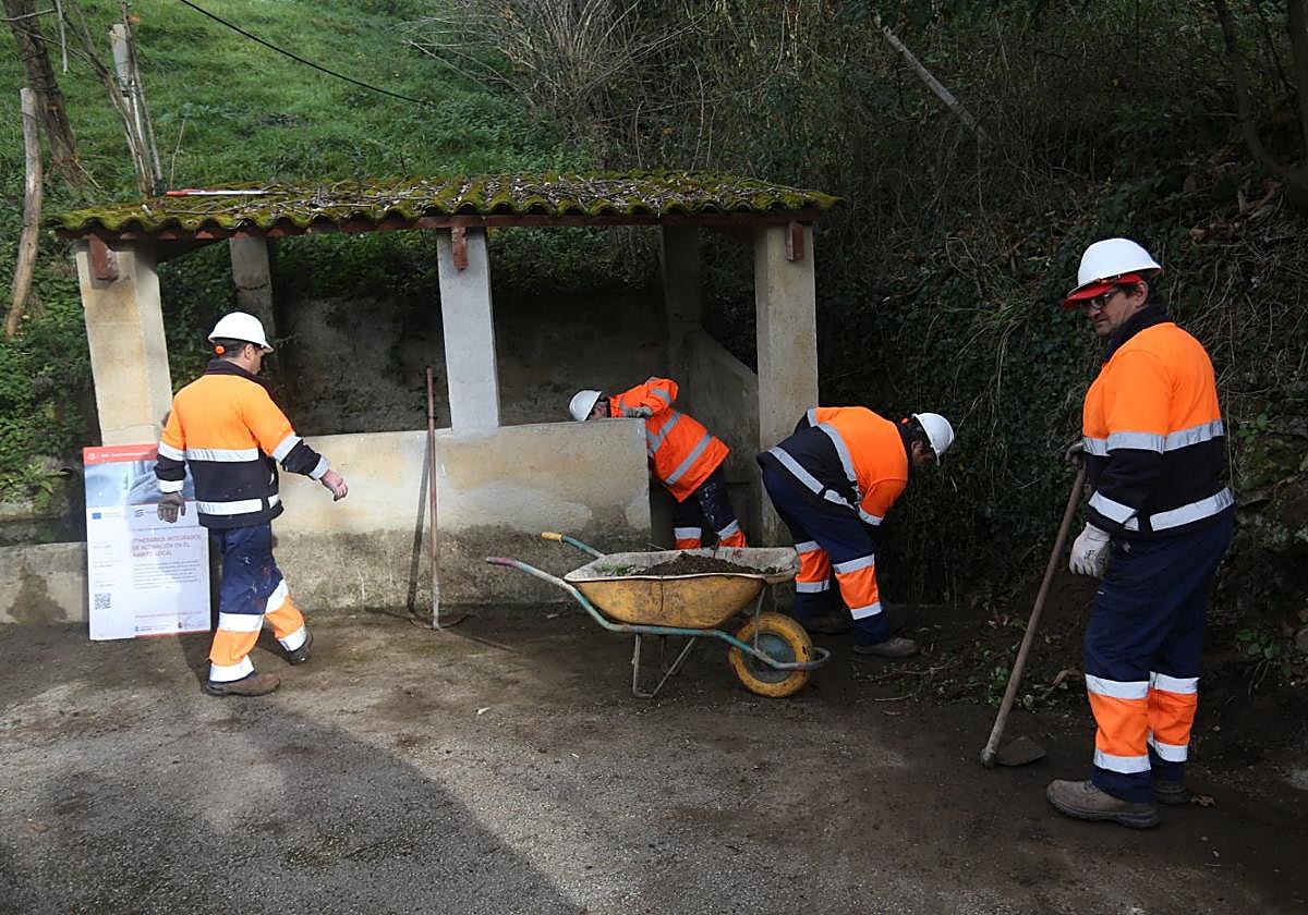 Operarios en el lavadero de Cortina.
